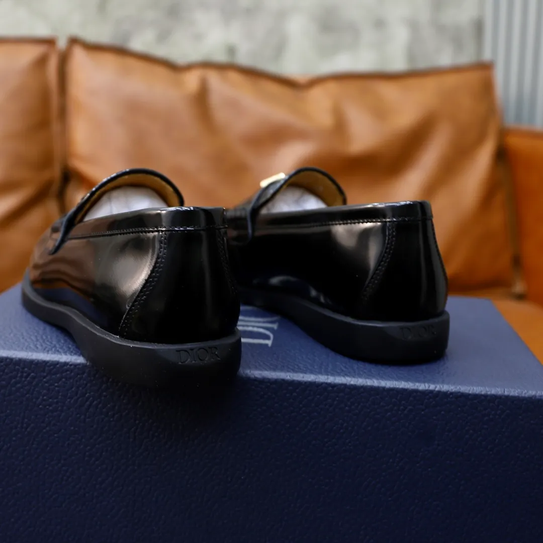 Ex-factory price: 540🙅‍♂️🙅‍♂️🙅‍♂️ Brand: Dior DIOR Standard code: Men's code 38/44 (45 can be customized) Grade: Same as the official website Material: Original cowhide stitching, cowhide lining, original TPU wear-resistant soft outsole Style categories: Leisure and sports version, footwear for driving, young fashion, European and American trends, British style Color: actual picture color